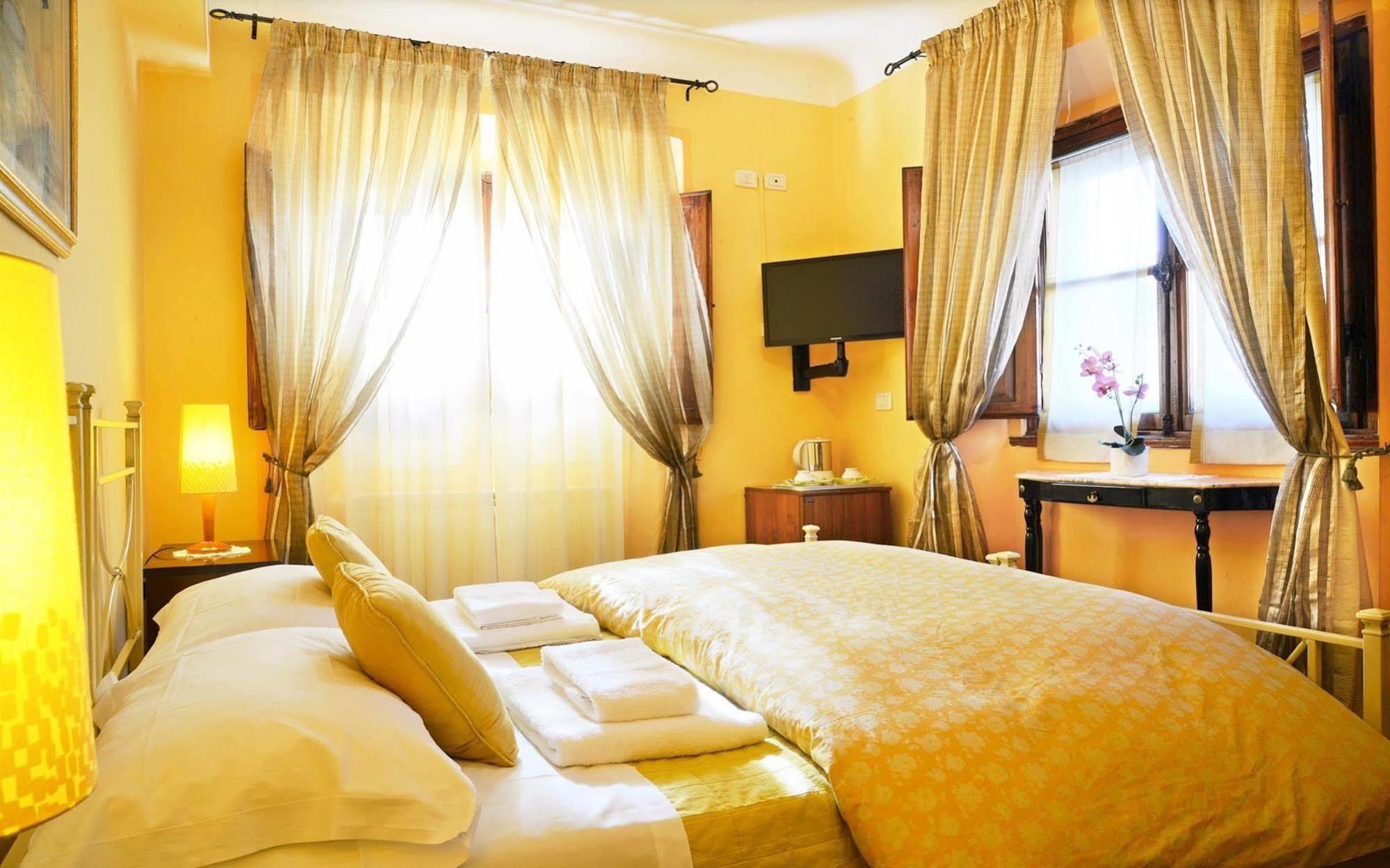 Отель Sani Tourist House Флоренция Экстерьер фото